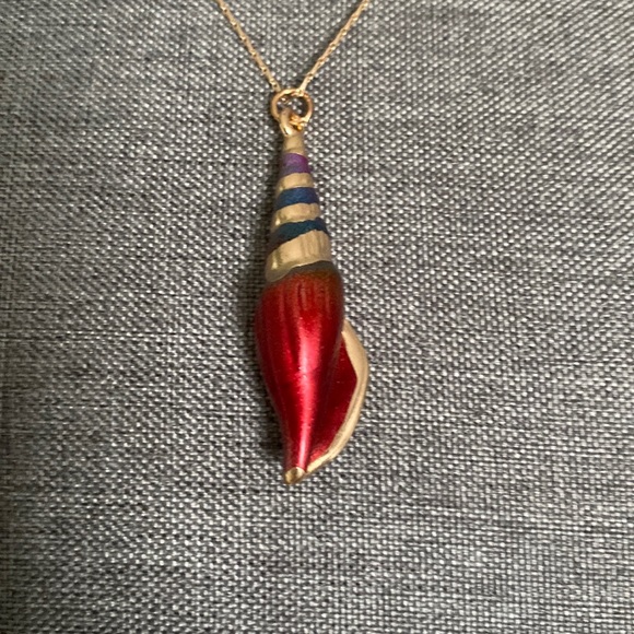 Dyed seashellPendant on 16 inch plus 3 inch extension - Picture 2 of 3